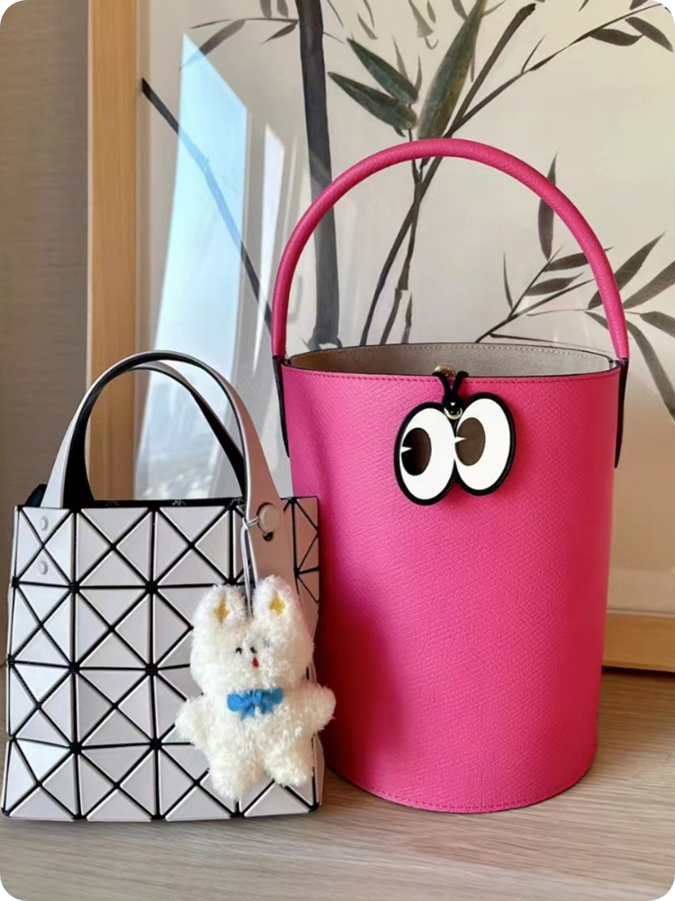 Fingerstudio Big Eyes Leather Pendant
